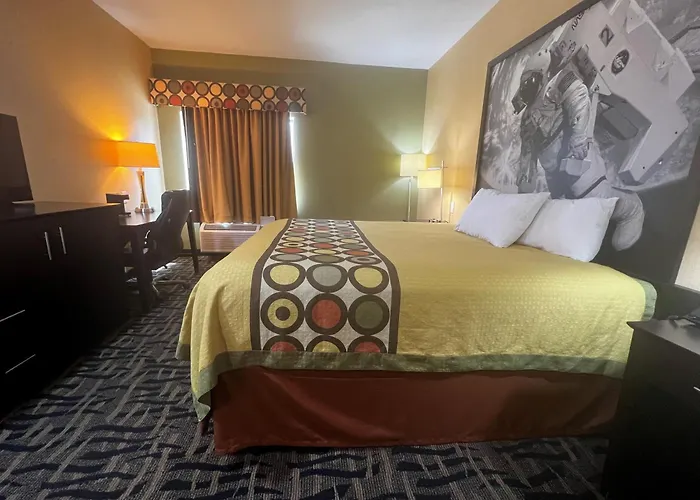 Super 8 By Wyndham Pasadena