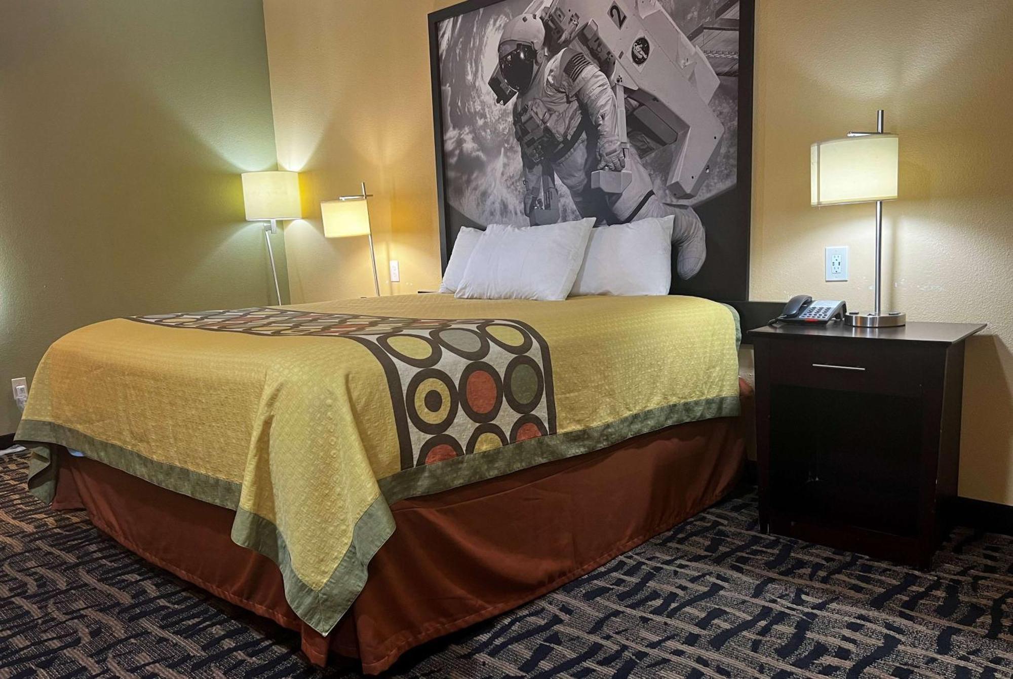 Super 8 By Wyndham Hotel