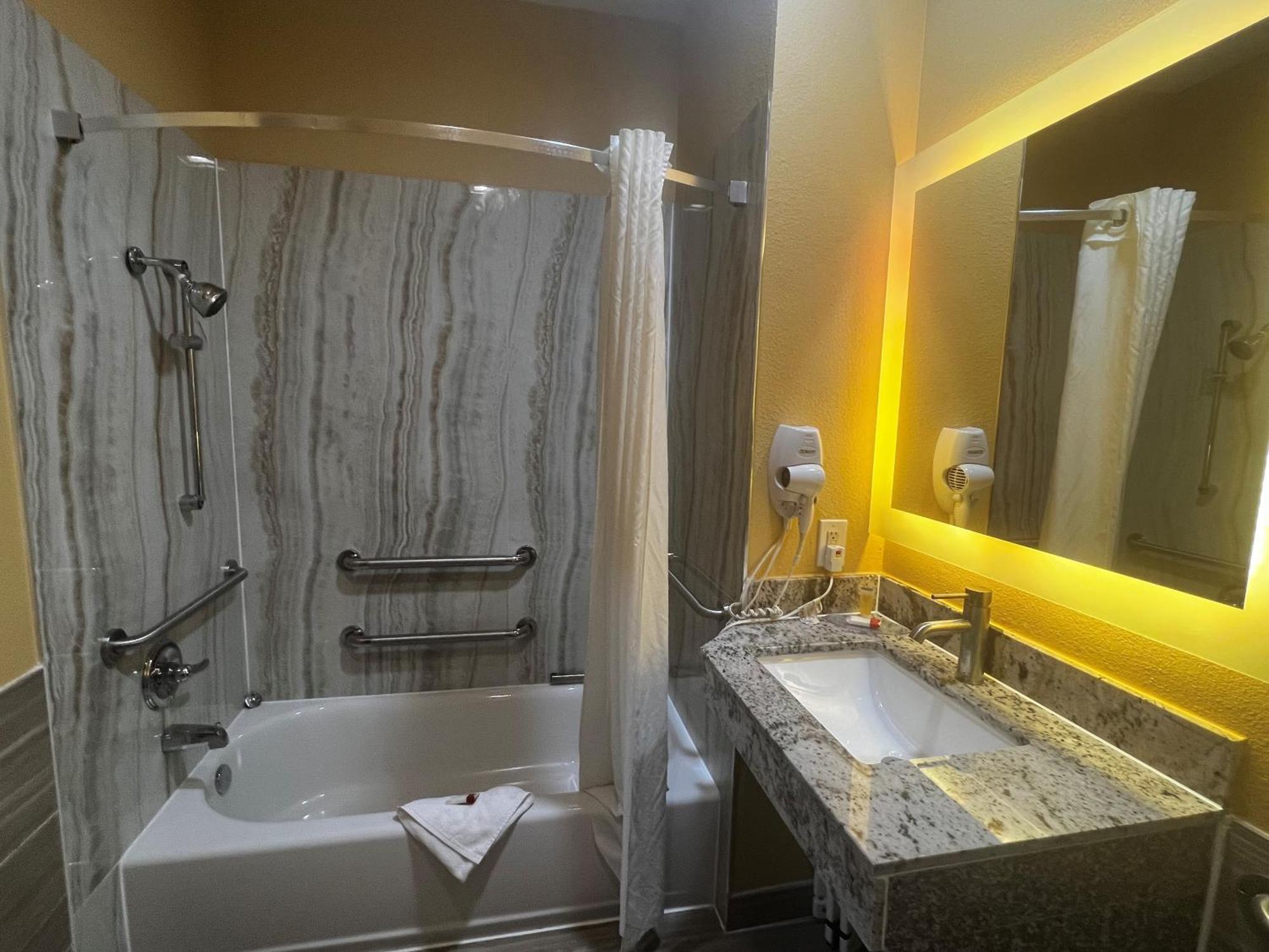 Super 8 By Wyndham Hotel